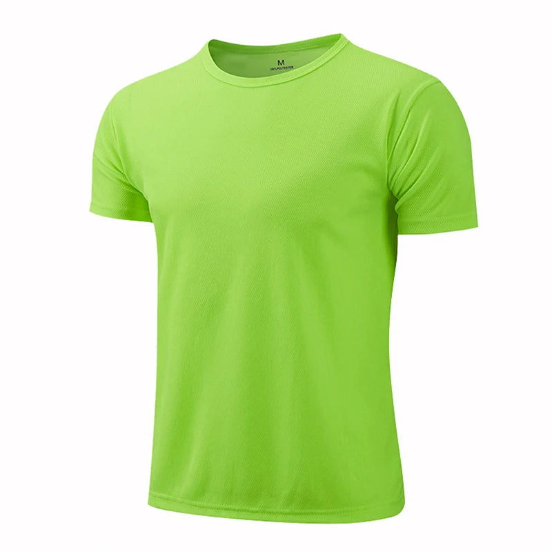 Men's quick dry green running shirt, breathable sport T-shirt for fitness and gym activities.