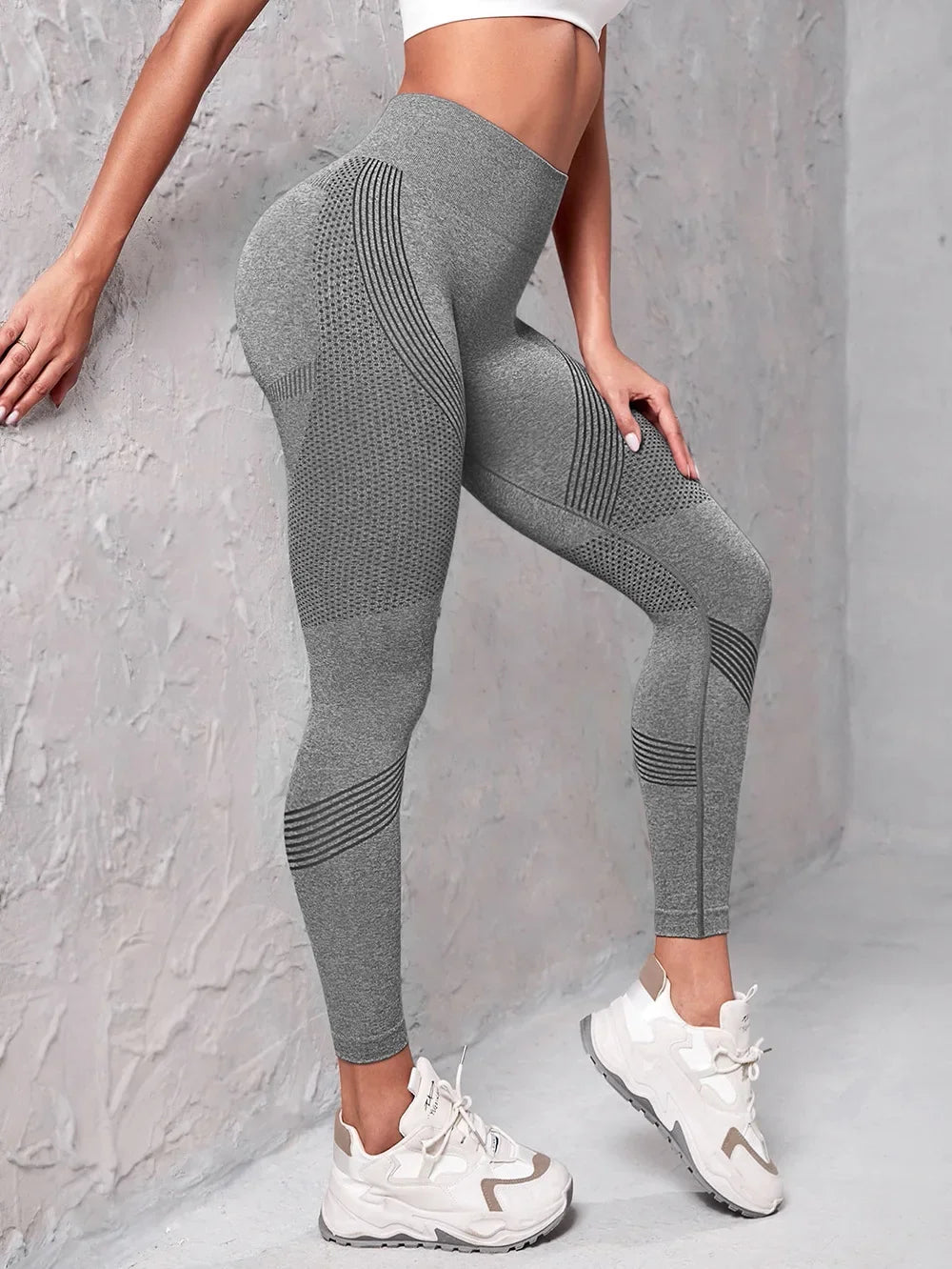 Seamless butt-lift high waist leggings in gray, designed for women's fitness and enhancing curves during workouts.