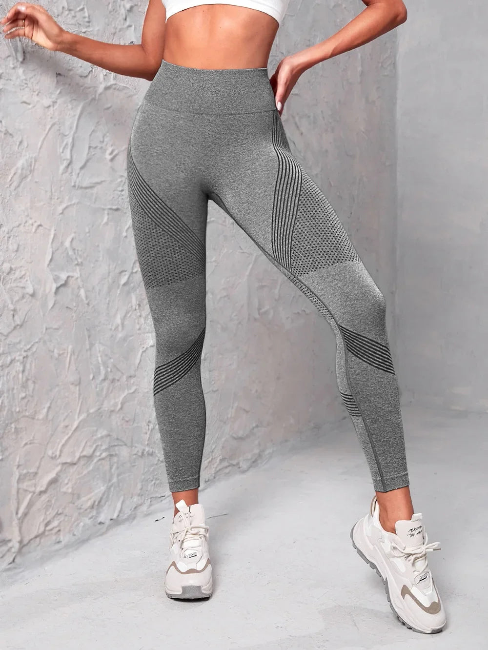 Seamless butt-lift high waist leggings in gray, designed for women's fitness and activewear, ideal for workouts.