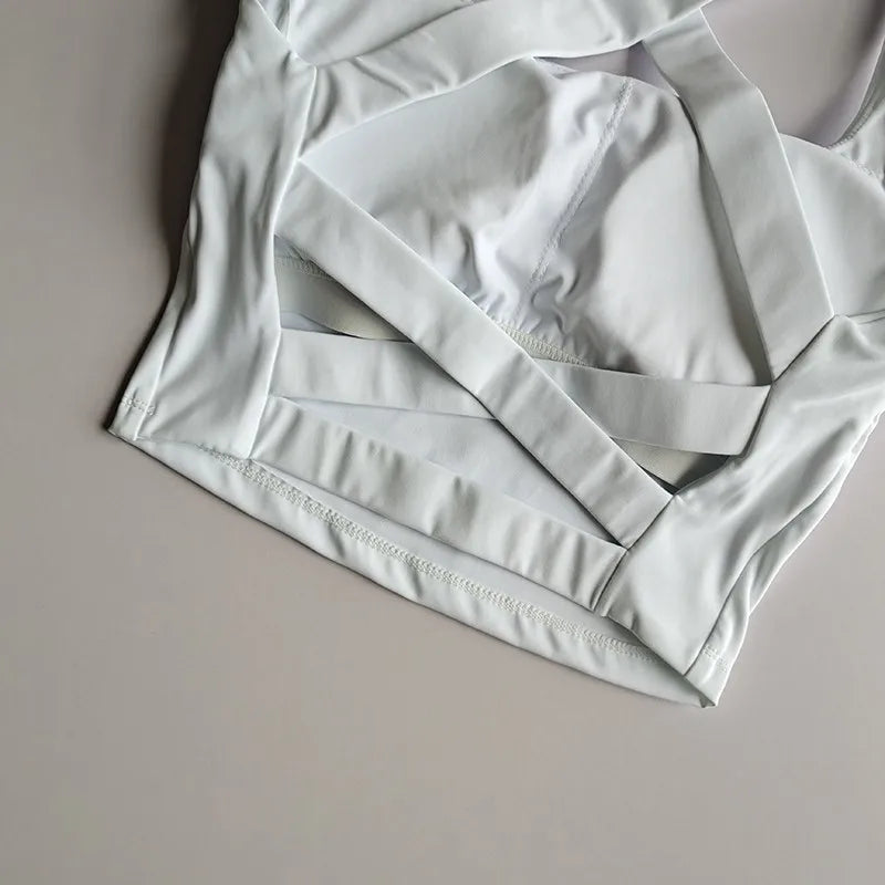 Seamless push-up sports bra for women, featuring a sleek design and soft, breathable material for comfort and support.