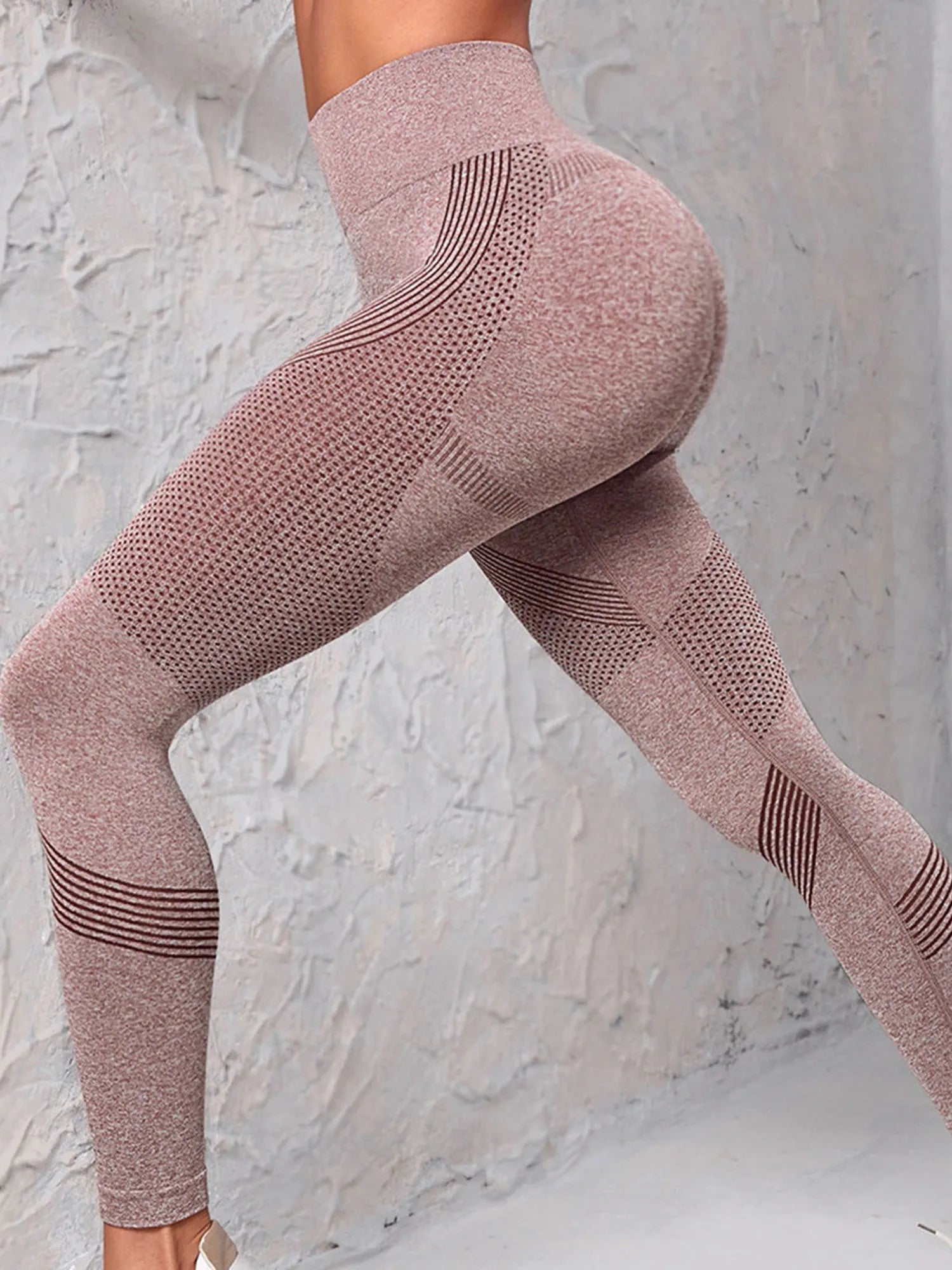 High-waist compression leggings with butt lift technology, designed for comfort and enhanced curves during workouts.