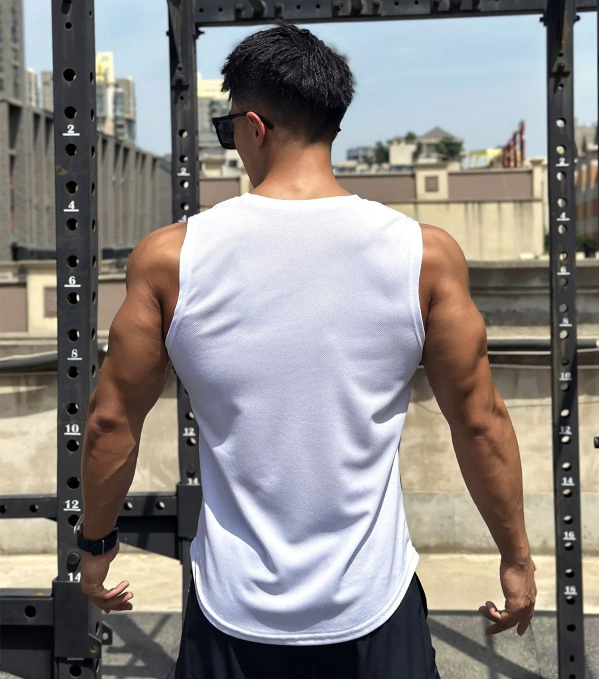 Men's white sleeveless quick-dry gym tank top, showcasing muscular back, perfect for summer workouts.