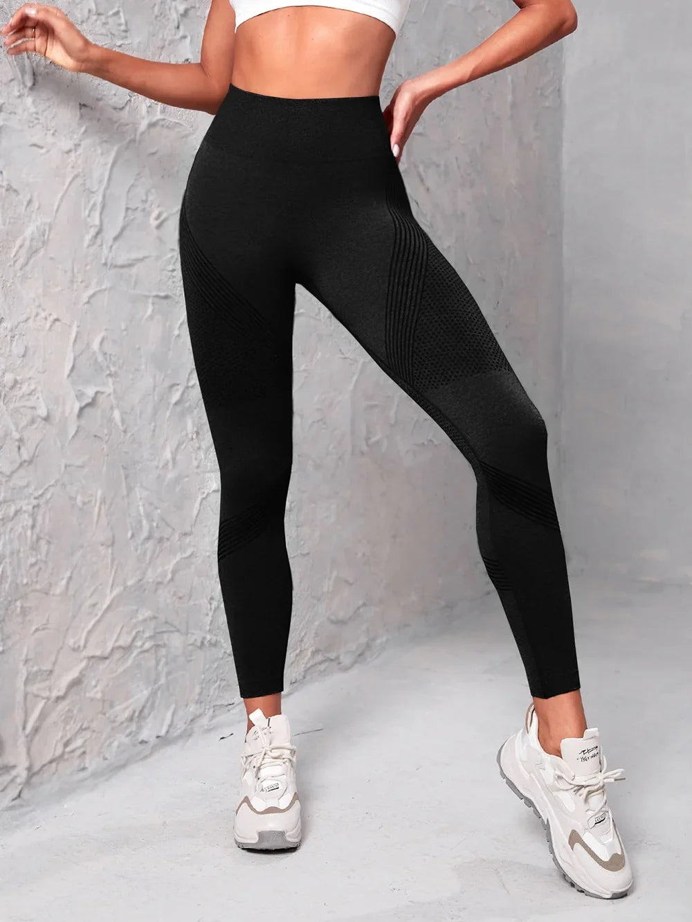 Seamless black butt-lift high waist leggings for women’s fitness, ideal for yoga and running, enhancing curves.